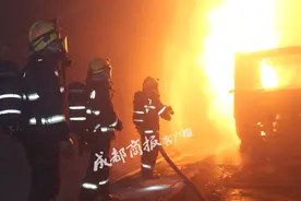两车高速隧道内相撞 油箱爆炸起火燃了几个小时图片