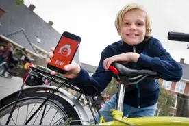 自行车上的“手机锁”图片