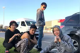 “连人带车被绑架” Winner穿囚衣上机图片