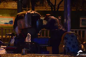 济南有个“地瓜爷爷”每晚露宿街头 晚上11点睡凌晨1点起图片