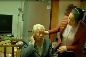 携巨款仗剑老人与失散24年女儿团聚：34万元是自己养老钱图片