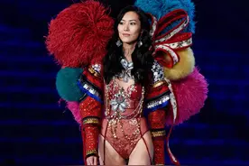 刘雯维秘走秀首戴天使翅膀 霸气登场魅力十足图片