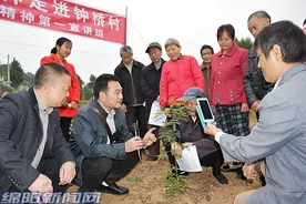 田间地头明方向藤椒树下话发展图片
