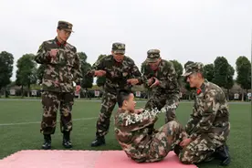 4小时做5210个仰卧起坐！成都武警“腰王”原来是狙击手图片