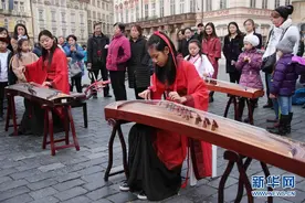 布拉格上演中国音乐“快闪”图片