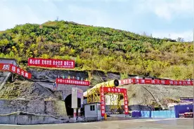 世界最长水利隧洞引汉济渭秦岭隧洞出口段贯通图片