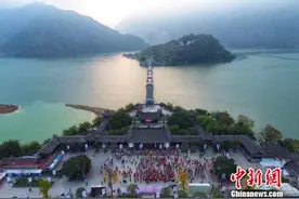 千人攀登爱好者齐聚重庆 徒步挑战“三峡之巅”图片