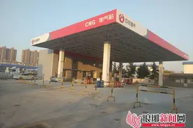 临沂“有气”加气站排长龙 “没气”加气站空荡荡图片