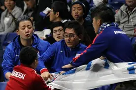 丢人到日本，申花球迷再起冲突，日本球迷看乐了...图片