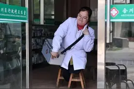 这个姑娘没有双腿却当上村医，15年“走”坏24对板凳图片