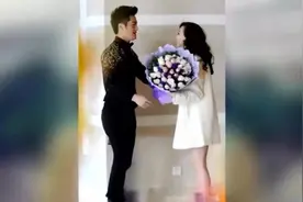 49岁萧蔷和90后男友恋情曝光后，疑似整容失败，嘴歪面容僵硬视频封面