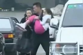 12岁女儿看到爸爸和别的阿姨在一起，女儿的做法很懂事视频封面