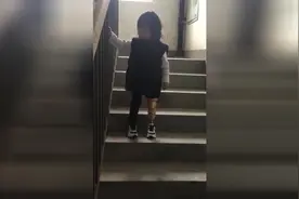 3岁的截止天使悦悦终于装上假肢，在也不用跪着爬楼梯，看哭了