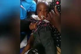 看看非洲妈妈是怎样喂小孩吃奶的，宝宝内心是崩溃的