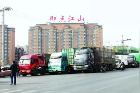 昨日102线铁岭县境内发生严重交通拥堵图片