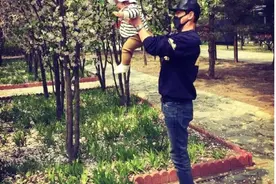 张亮男友力爆棚，拿女儿练托举，小编只想知道妈妈去哪了？图片