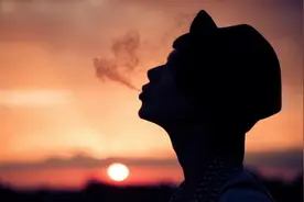 8个窖井盖被炸翻 男子煤气渣旁抽烟惹了祸图片