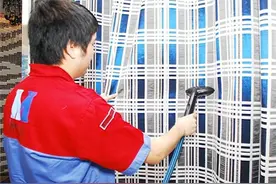 窗帘你还拆下来洗？看看人家都这样洗，太省事了！图片