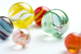 玻璃弹珠大家都玩过，但你知道怎么制作的吗？好神奇！图片