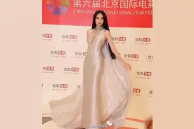 泰国宝儿出席北京国际电影节 银白礼服惊艳全场图片