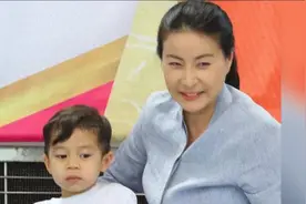 郭晶晶儿子近照一看，网友：霍震霆咋想，看到孙子就像看到自己爹视频封面