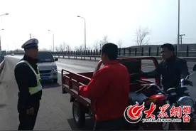 男子骑三轮车上高速 后面还牵引一辆面包车图片