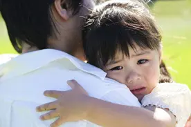 孩子把玩具弄丢了哭闹不止，父母这样做才是对的图片