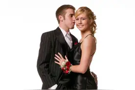 男生女生配：美国高中毕业舞会群像图片