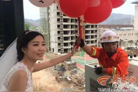 消防婚纱照引热议图片