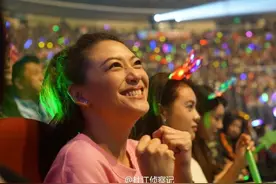 这才叫真爱！陈小春台上放歌，应采儿台下变身最疯狂歌迷！图片