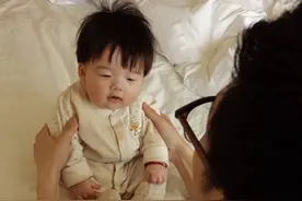 睡不醒的宝贝王唯伊遭老爸王栎鑫摇醒！听说出去玩瞬间眼睛放大图片