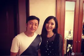 当李帅娇妻遇上拳王邹市明，变身小粉丝图片