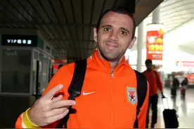 山东鲁能出征上海 吉尔竖大拇指心情轻松图片