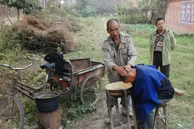 即将消失的农村露天理发场景图片