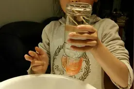 瓶口倒转 水也不会漏出来图片