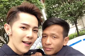 汪东城宋小宝亲密合照，网友笑称黑白无常，这些明星竟是同龄人!图片