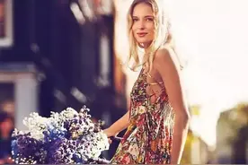 姑娘，你的裙子飞了~图片