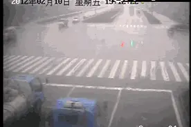 惊险！雨天开车打滑，容易车毁人亡！图片