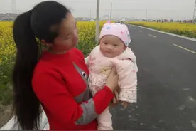 我家宝宝现在4个月18天了，她总喜欢笑，让人看着她的笑脸忘了图片