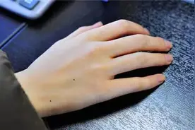 手上痣看命运，缺什么就用宝石补！图片