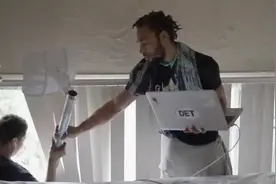 底特律有近百分之四十的人连接不到网络 得靠自己架起接收器建网视频封面