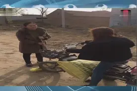 姑娘回娘家往婆家偷东西，被亲妈当场抓住，这对母女太搞笑了视频封面