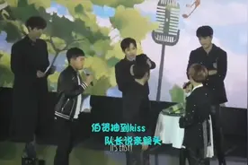 EXO灿白名场面之——边伯贤被亲，朴灿烈非正常反应「全程不淡定」视频封面