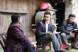 龙山县委办深入岩冲村开展精准扶贫图片