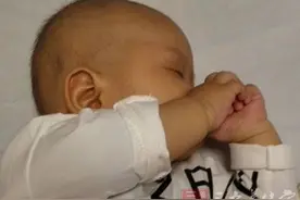 宝宝喉咙卡异物急救方法图片