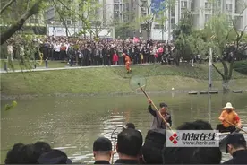 滚动：陪儿女捞蝌蚪捞出悲剧 父亲救起落水娃自己再也没能上来图片