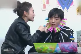 王俊凯被40多个夹子夹一脸，这为了节目也是拼了，看着都疼