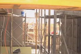 老别墅旁盖起违建 与德式建筑格格不入图片