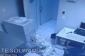 巴西盗贼全身包锡纸行窃 美媒:从此给警察留下了闪亮的记忆图片