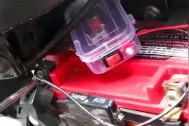 一个简单的装置，就能让摩托车给手机充电！视频封面